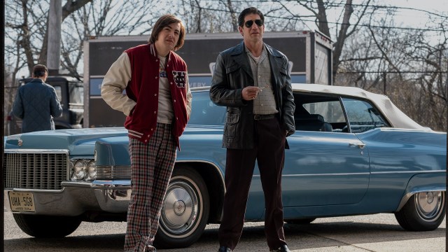 FAR OG SØNN SOPRANO: Vi får bli kjent med en ung Tony Soprano (Michael Gandolfini) og hans far Johnny (Jon Bernthal) i «The Sopranos»-prologen «The Many Saints of Newark». FOTO: HBO Max