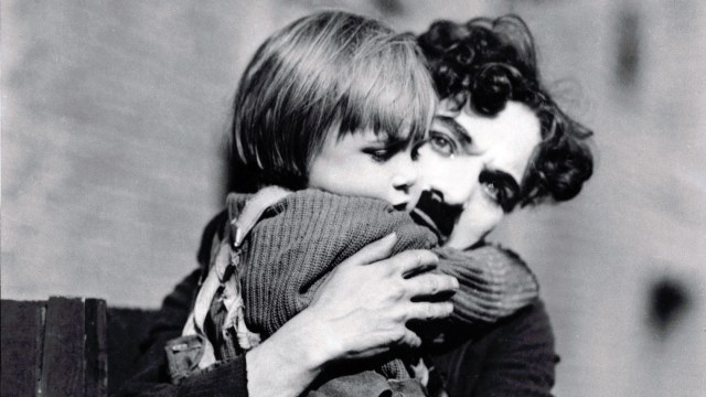 TÅREVÅTT: Sterkt forhold mellom Landstrykeren (Charlie Chaplin) og The Kid (Jackie Coogan) i «Småen». Foto: Copyright Roy Export S.A.S