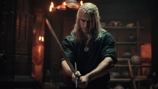 GLEDELIG GJENSYN: Henry Cavill er skikkelig kul som den sverdsvingende monsterjegeren Geralt of Rivia i  «The Witcher». FOTO: Netflix.