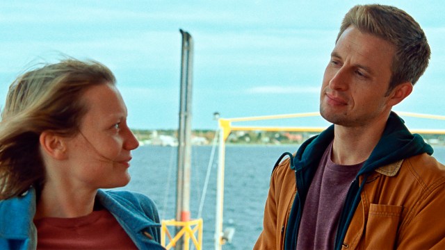FILM I FILMEN: Forholdet mellom Amy (Mia Wasikowska) og Joseph (Anders Danielsen Lie) skildres i «Bergman Island». Foto: Selmer Media