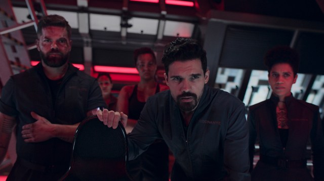 SISTE REIS: Mannskapet om bord på Rocinante i den siste sesongen av «The Expanse». FOTO: Amazon Prime Video.