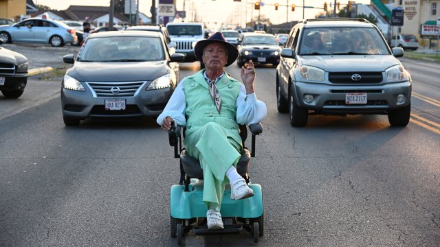 FEELGOOD: Udo Kier er glitrende som den pensjonerte frisøren Pat Pitsenbarger som forlater pleiehjemmet for et siste oppdrag på andre siden av byen. FOTO: Another World Entertainment