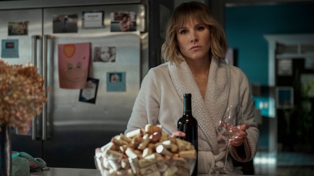 VINDRIKKENDE AMATØRDETEKTIV: Kristen Bell spiller en hjemmeværende nabo som tror hun ser et mord i denne lettbente parodiserien fra Netflix. FOTO: Colleen E. Hayes, Netflix