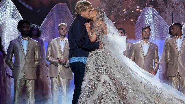 STORSLAGENT IMPULSBRYLLUP: Owen Wilson og Jennifer Lopez som Charlie og Kat Valdez i «Marry Me». FOTO: Universal Studios.