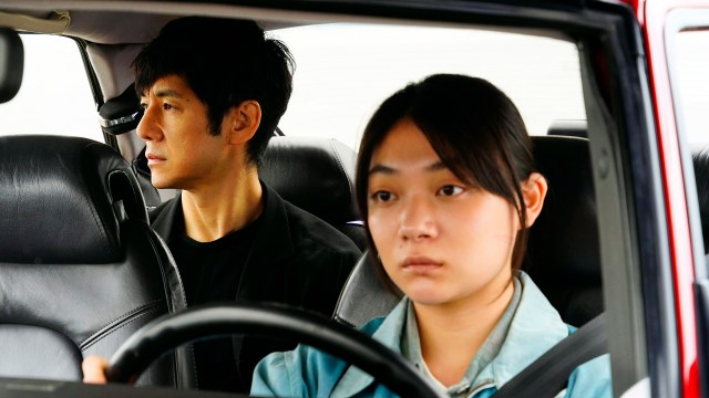 KJØRER HANS BIL: Misaki (Tôko Miura) er sjåfør for Yûsuke (Hidetoshi Nishijima) i «Drive My Car». Foto: Arthaus