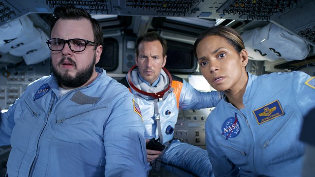 ROMHELTER: KC (John Bradley), Brian (Patrick Wilson) og Jocinda (Halle Berry) legger ut på et farlig oppdrag i «Moonfall». Foto: Another World Entertainment