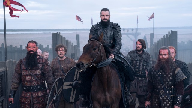 PÅ HEVNTOKT: Den danske kongen Knut den mektige (Bradley Freegard) leder an i vikingenes oppgjør med kongen av England. FOTO: Bernard Walsh/Netflix