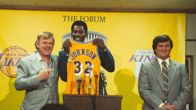 GUL OG KUL: Magic Johnson (Quincy Isaiah) signerer for Lakers i 1979, og resten blir en fengende fortalt baskethistorie i HBO-serien «Winning Time: The Rise of the Lakers Dynasty». FOTO: HBO Max