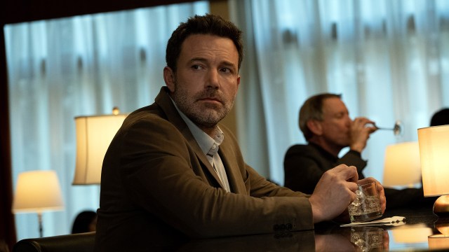 SPILLER PÅ RUTINEN: Ben Affleck gjør en litt kjedelig hovedrolle i «Deep Water». Foto: Prime Video