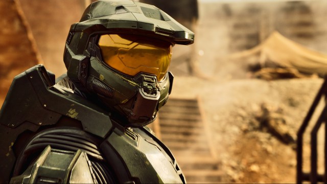 TØFF ACTIONHELT: Master Chief Petty Officer John-117 (Pablo Schreiber) etableres som en tøff og hardtslående actionhelt som lar egen dømmekraft utfordre ordre. FOTO: Paramount+