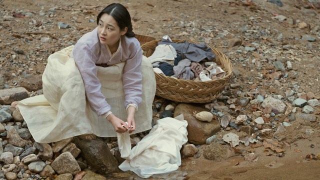 STJERNESKUDD: Minha Kim har hovedrollen som den unge Sunja i «Pachinko». FOTO: Apple TV+.