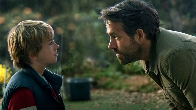 LITEN OG STOR: Adam (Walker Scobell) møter sitt voksne jeg (Ryan Reynolds) i «The Adam Project». Foto: Doane Gregory/Netflix © 2022