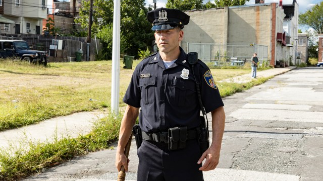 ENGASJERENDE POLITISKANDALE: Jon Bernthal («The Walking Dead »)  spiller politimannen Wayne Jenkins - en av hovedpersonene i det virkelighetsbaserte krimdramaet «We Own This City». FOTO: HBO Max