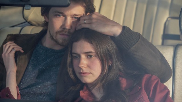 HEMMELIG AFFÆRE: Joe Alwyn og Alison Oliver spiller Nick og Frances, som innleder et forhold i «Conversations With Friends». FOTO: HBO Max.