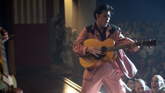 HOFTEVRIKK: Elvis (Austin Butler) vekker oppsikt med sine sceneopptredener i «Elvis». Foto: Warner Bros. / SF Studios