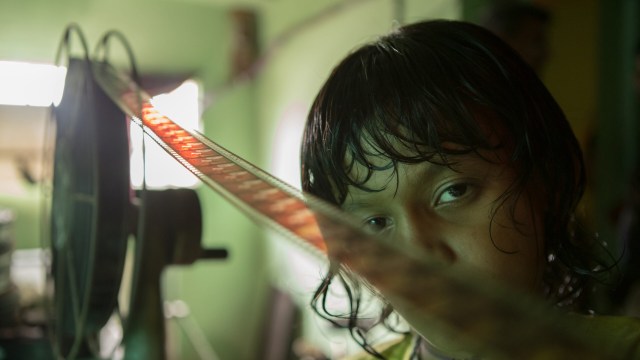 PUR FILMGLEDE: Den fattige unggutten Samay (Bhavin Rabari) blir oppslukt av filmens magiske verden i den sjarmerende og varme «Filmtyven». FOTO: Another World Entertainment.