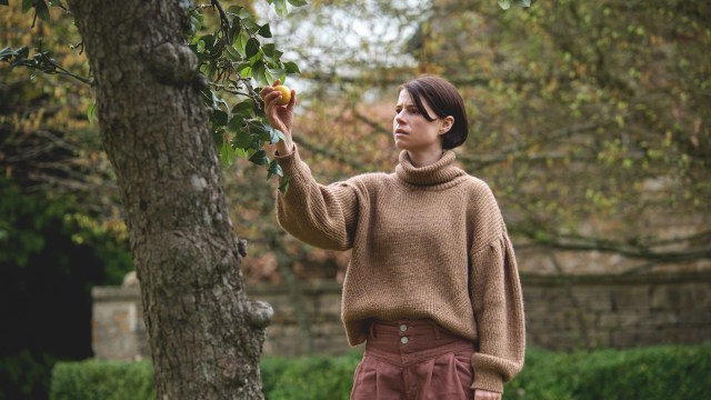 IKKE EDENS HAGE: De tematiske trådene strekkes helt tilbake til syndefallet i Alex Garlands «Men». Her er det Harper (Jessie Buckley) som tar eplet. FOTO: Nordisk Film Distribusjon