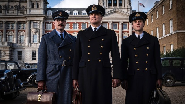 BASERT PÅ VIRKELIGE PERSONER: Etterretningsoffiserene Cholmondeley (Matthew Macfadyen) og Montagu (Colin Firth) har med seg den fremtidige James Bond-forfatteren Ian Fleming (Johnny Flynn) i «Operation Mincemeat». Foto: Nordisk Film Distribusjon