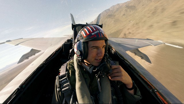 FLYR HØYT: Pete «Maverick» Mitchell (Tom Cruise) er tilbake i cockpiten i «Top Gun: Maverick». Foto: United International Pictures