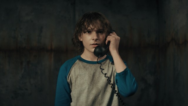 UHYGGELIG KIDNAPPINGSTHRILLER: En sort telefon er sentral, og unge Mason Thames storspiller i den overnaturlige skrekkthrilleren «The Black Phone». FOTO: © 2022 Universal Studios. All Rights Reserved.