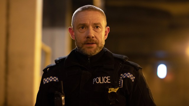 PURK OG LITT SKURK: Martin Freeman spiller politimannen Chris Carson som kjemper desperat for tilværelsen i den bekmørke Liverpool-natten. FOTO: © 2021 Dancing Ledge Productions