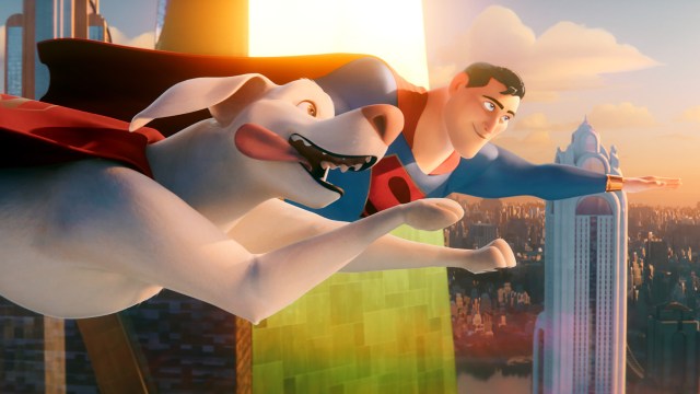 SUPERHUND: Krypto flyr sammen med sin eier Superman i «DC Super-kjæledyrligaen». Foto: Warner Bros. Pictures Norway