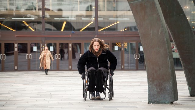 SÅR OG MORSOM: Fanny (Maria Austgulen) får livet snudd på hodet etter en ulykke hvor bestevennen dør og hun havner i rullestol.  FOTO: Viaplay