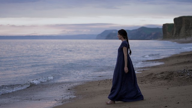 STEMNINGSFULT: Det er mange vakre bilder i Netflix nye adapsjon av Jane Austens «Persuasion». FOTO: Nick Wall/Netflix.