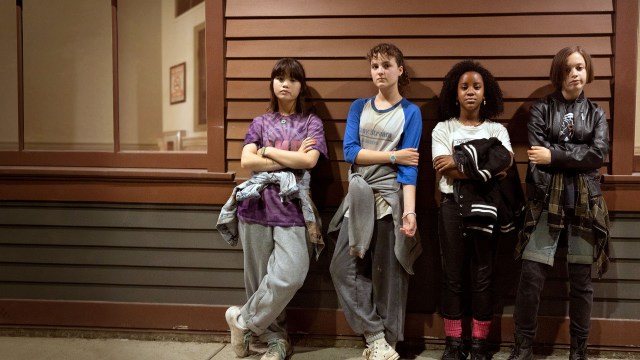 TIDSTRØBBEL: Erin (Riley Lai Nelet), KJ (Fina Strazza), Tiffany (Camryn Jones) og Mac (Sofia Rosinsky) kjemper mot klokka i «Paper Girls». Foto: Anjali Pinto/Prime Video.