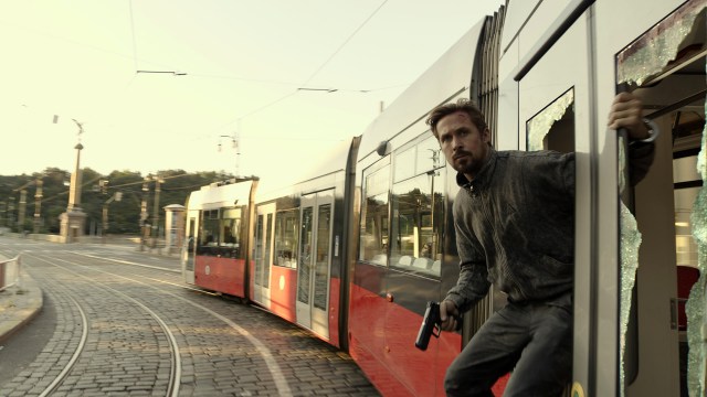 TAR TRIKKEN: Six (Ryan Gosling) på flukt gjennom Praha i «The Gray Man». Foto: Netflix © 2022
