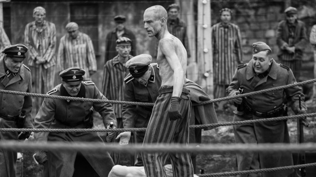 SLÅSS FOR Å OVERLEVE:  Harry Haft (Ben Foster) må kjempe mot sine medfanger for å overleve i konsentrasjonsleiren Auschwitz i den biografiske dramatiseringen «The Survivor». FOTO: Another World Entertainment