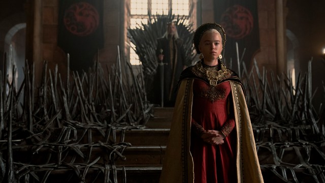 KVINNEHAT: Det patriarkalske samfunnet i Westeros ønsker ikke å se prinsesse Rhaenyra Targaryen (Milly Alcock) på tronen i «House of the Dragon».  FOTO: HBO MAX.