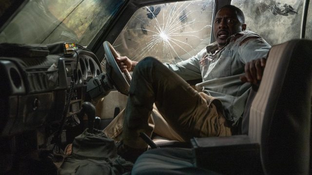 PÅ SAFARI: Nathan (Idris Elba) oppdager noe stort, sint og blodtørstig i «Beast». Foto: © 2022 Universal Studios. All Rights Reserved.