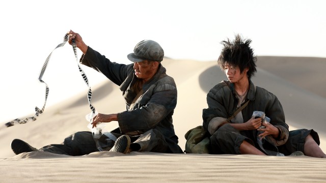 FILMTRØBBEL: Yi Zhang (Jiusheng Zhang) og Liu (Haocun Liu) møtes i ørkenen i «Ett sekunds lykke». Foto: Another World Entertainment