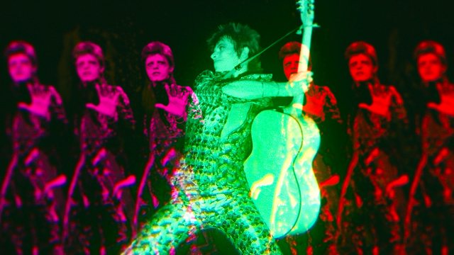 RØFFE RIFF: Flere av David Bowies mest kjente låter er med i «Moonage Daydream». Foto: © Universal Pictures
