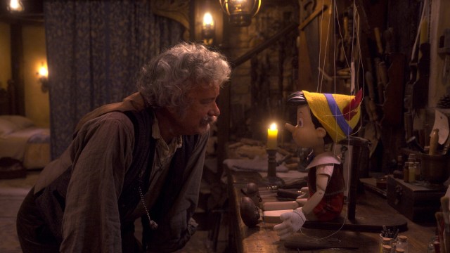KJENTE SCENER:  Treskjæreren Geppetto (Tom Hanks) drømmer om at hans figur Pinocchio kan bli levende. Og det ønsket går i oppfyllelse. FOTO: Disney Enterprises, Inc. © 2022 Disney Enterprises, Inc. All Rights Reserved.