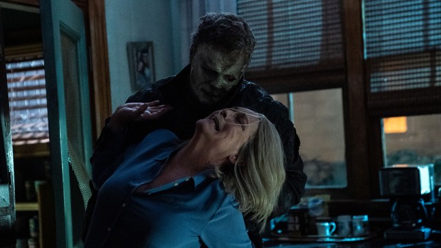 SISTE OPPGJØR: Laurie Strode (Jamie Lee Curtis) møter sin nemesis Michael Myers (James Jude Courtney) i «Halloween Ends». Foto: © Universal Pictures