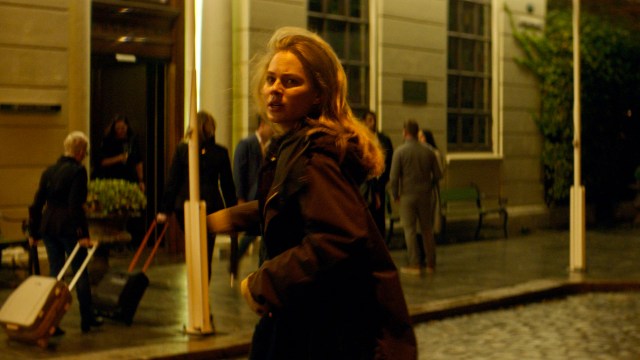 FARLIG STRØK: Hunter (Alicia von Rittberg) ankommer Bergen i «Leave». Foto: SF Studios