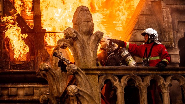 DRAMATISK DAG: Et lite brannlag får en formidabel utfordring i «Notre-Dame i flammer». Foto: Manymore Films