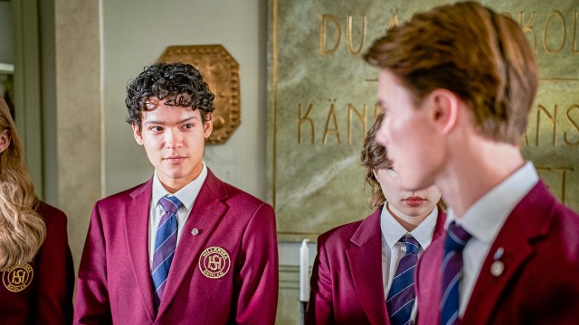 ET GLEDELIG GJENSYN: Omar Rudberg gjør igjen en veldig god skuespillerprestasjon som den talentfulle musikeren Simon Eriksson som ble klassekamerat og startet et kjærlighetsforhold med Sveriges kronprins (Edvin Ryding). FOTO: Robert Eldrim / Netflix