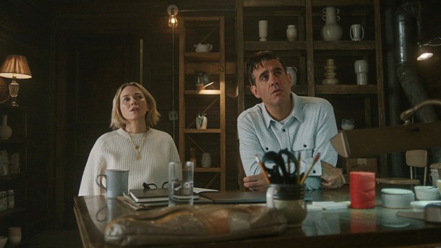 UNDERSØKER: Nora (Naomi Watts) og Dean (Bobby Cannavale) prøver å finne identiteten til den mystiske brevsenderen i «The Watcher». Foto: Courtesy of Netflix