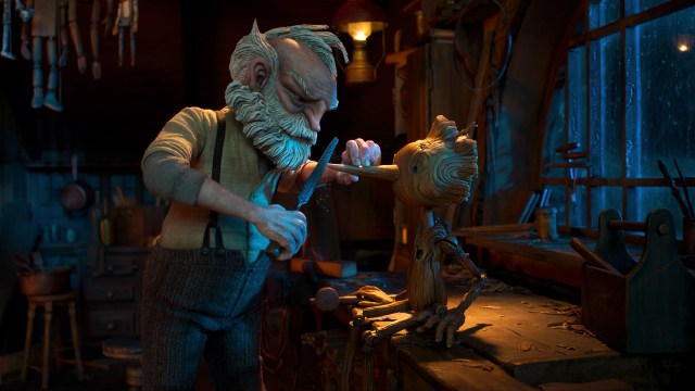 TRESKJÆRER: Geppetto (David Bradley) finpusser nesa til Pinocchio i «Pinocchio». Foto: Netflix © 2022