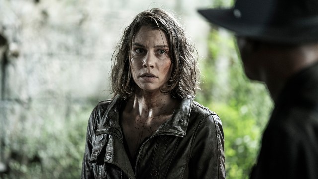 HARDTSLÅENDE: Maggie Rhee (Lauren Cohan) har hatt en lang reise fra ung gårdsdatter til iskald zombiedreper i  «The Walking Dead». FOTO: AMC / Disney+.