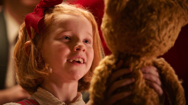 LEVENDE: Mariann (Marte Klerck-Nilssen) oppdager Teddy på et julemarked i «Teddybjørnens jul». Foto: Nordisk Film Distribusjon & Fantefilm
