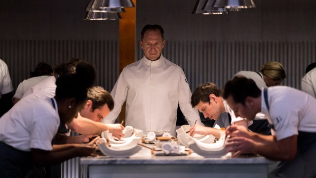 TØFF SJEF: Slowik (Ralph Fiennes) styrer kjøkkenet med hard disiplin i «The Menu». Foto: Eric Zachanowich. Courtesy of Searchlight Pictures. © 2022 20th Century Studios All Rights Reserved.