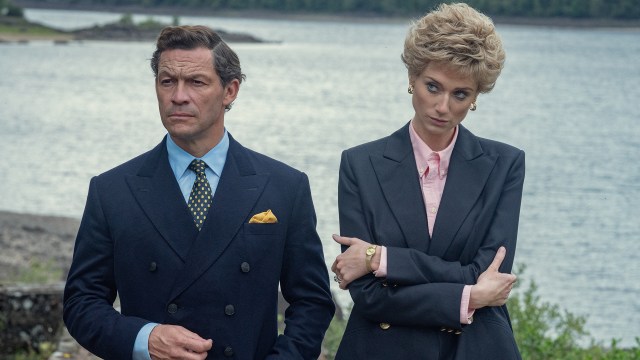 NÅR MONARKIET SLÅR SPREKKER: Skandaler og dramatikk preger femte sesong av «The Crown» når Charles og Diana separeres. FOTO: Netflix.