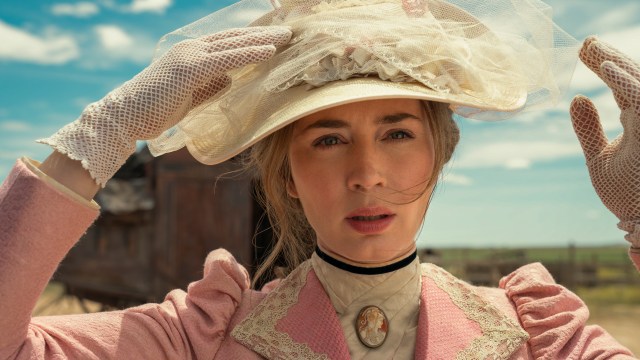 VIL HEVNE SIN SØNN: Emily Blunt spiller veldig godt som engelsk overklassekvinne på hevntokt i ville vesten i westernserien «The English». FOTO: Amazon Studios