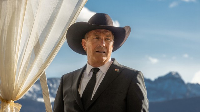 MÅ TA PÅ SEG EN NY HATT: John Dutton (Kevin Costner) må inn i storpolitikken for å beskytte ranchen sin i den femte sesongen av den moderne westerndramaserien «Yellowstone». FOTO: SkyShowtime