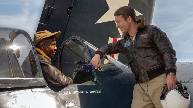 KRIGSKAMERATER: «Devotion» skildrer vennskapet mellom pilotene Jesse Brown (Jonathan Majors) og Tom Hudner (Glen Powell). Foto: STX / SF Studios