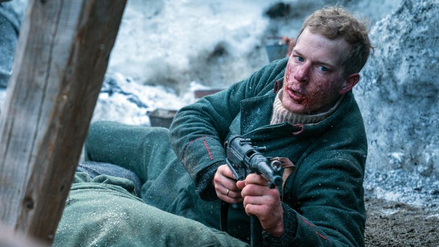 KASTES UT I KRIGEN: Korporal Gunnar Tofte (Carl Martin Eggesbø) opplever harde kamphandlinger i «Kampen om Narvik». Foto: Eirik Linder Aspelund/Nordisk Film Distribusjon AS